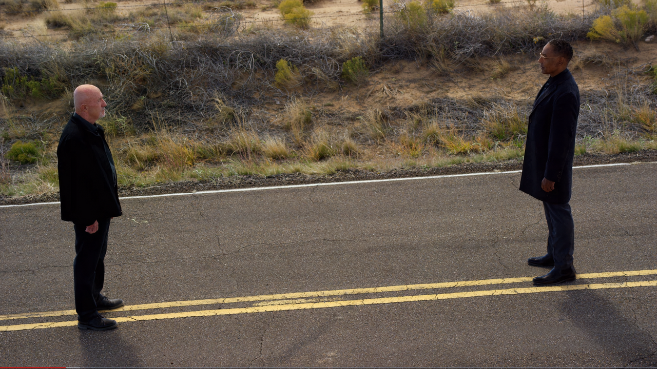 <i>Phân cảnh khi Gus và Mike chạm trán lần đầu tiên được dàn dựng theo phong cách Western đã thành thương hiệu của Breaking Bad, diễn ra sau một trường đoạn đấu trí vô cùng căng thẳng thể hiện kỹ năng săn mồi thượng thừa của Mike cũng như uy quyền tuyệt đối của Gus.</i>