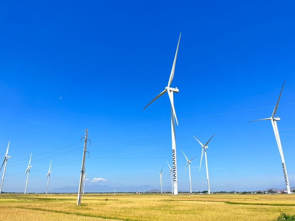 Dọc quốc lộ 1A phía bên phải chụp được thêm cảnh này