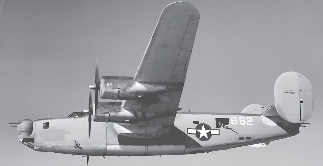 Một phiên bản PB4Y-1 đời sau, dựa trên B-24J của Không quân Lục quân Hoa Kỳ (USAAF), thuộc Phi đoàn VD-5, đang thực hiện nhiệm vụ huấn luyện trên không phận Hoa Kỳ năm 1945. Hải quân Mỹ đã tiếp nhận các biến thể B-24D/J/L/M từ dây chuyền sản xuất quy mô lớn của Consolidated, tất cả đều được định danh là PB4Y-1. (80G-304015, RG80, NARA)