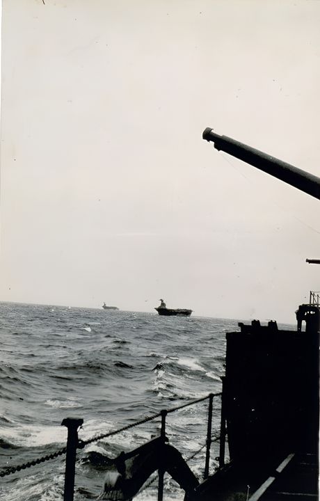 Hiyō được chụp cùng tàu chị em Junyō ngày 13 tháng 5, cả hai đều chuyển đổi từ tàu chở khách cỡ lớn, lượng giãn nước 27.500 tấn. Ngoài vỏ giáp tối thiểu quanh khoang máy và hầm đạn, các tàu này hầu như không được bảo vệ và chỉ đạt tốc độ 25,5 hải lý/giờ. Tuy nhiên, với khả năng mang hơn 50 máy bay, chúng vẫn là bổ sung hữu ích cho Hạm đội Liên hợp. (Yamato Museum)