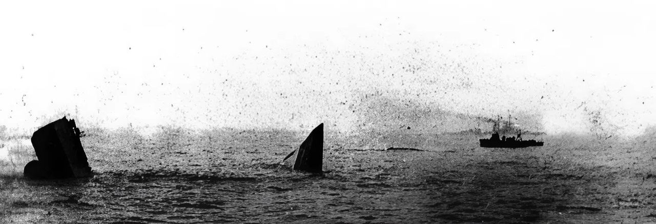 Kết cục của chiếc thiết giáp tuần dương hạm HMS Invincible tại trận Jutland. Soái hạm của Chuẩn Đô đốc Hood, thuộc Hải đoàn Thiết giáp tuần dương hạm số 3, phát nổ lúc 18 giờ 30 phút khi đang giao chiến với hai thiết giáp tuần dương hạm Đức. Con tàu gãy đôi, nhưng phần mũi và đuôi vẫn nổi trên mặt nước, có thể nhìn thấy từ hạm đội thiết giáp hạm Anh khi họ đi ngang qua tàn tích vài phút sau đó.