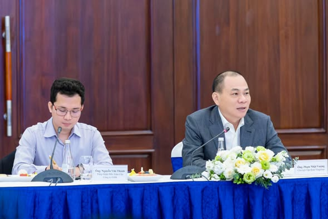  <i> CEO XanhSM ( Nguyễn Văn Thanh ) và cổ đông lớn nhất XanhSM ( Phạm Nhật Vượng ) liệu có thể lựa chọn và thay đổi chiến lược hoạt động cho công ty trong cuộc chạy đua công nghệ robotaxi  ?</i>