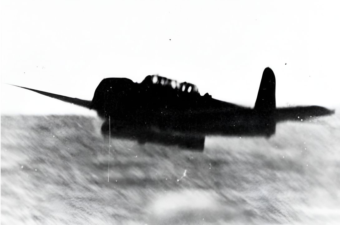 Mẫu thay thế cho máy bay cường kích tàu sân bay Type 97 là Nakajima B6N2 Model 12 “Tenzan”, nhưng bị trì hoãn sản xuất nghiêm trọng. Cải tiến chính chỉ là động cơ mạnh hơn, giúp tốc độ tối đa đạt 299 mph. Chiếc trong ảnh (vẫn mang ngư lôi) được chụp từ tàu sân bay hạng nhẹ Monterey, có lẽ trong cuộc tấn công đảo Truk ngày 30 tháng 4 năm 1944. (NHHC)