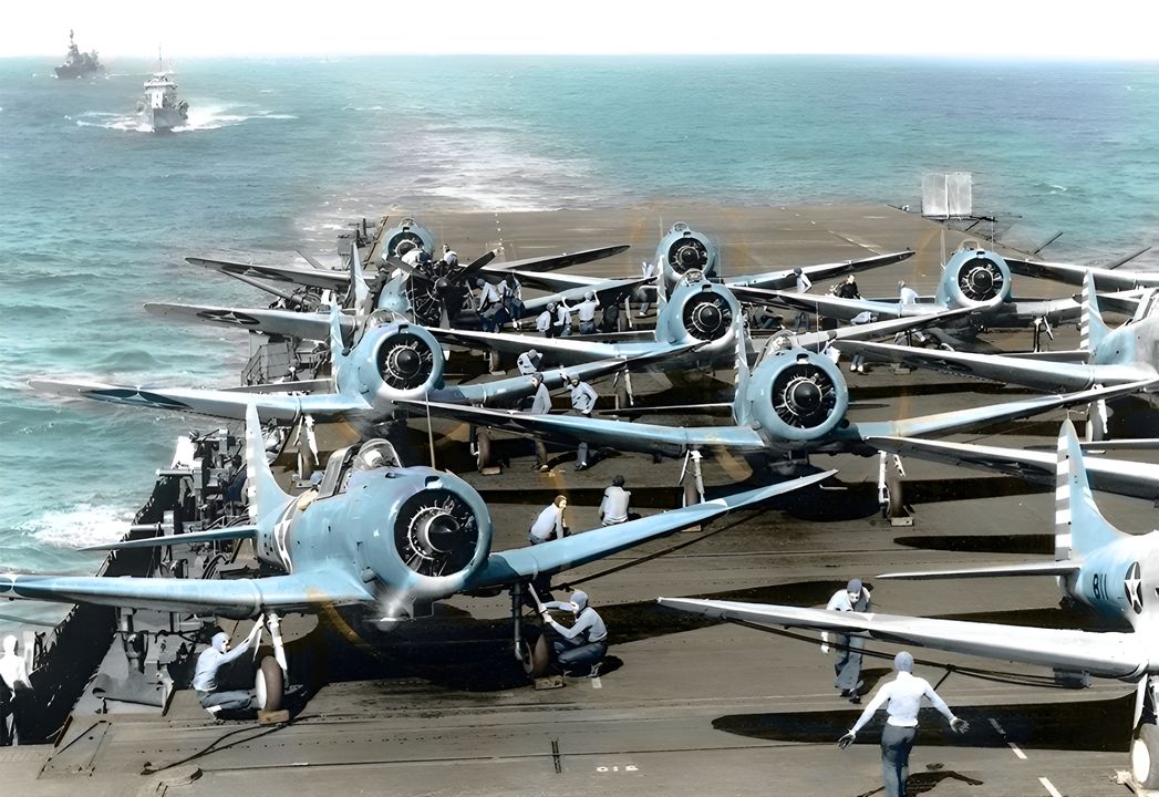 Các máy bay SBD-3 Dauntless trên sàn bay của Enterprise đang chuẩn bị cất cánh vào đầu năm 1942. Cảnh tượng này cũng diễn ra tương tượng vào thời điểm mà các máy bay ném bom bổ nhào thuộc Phi đội trinh sát số 6 (VS-6) và Phi đội ném bom số 6 (VB-6) cất cánh. (NHHC)