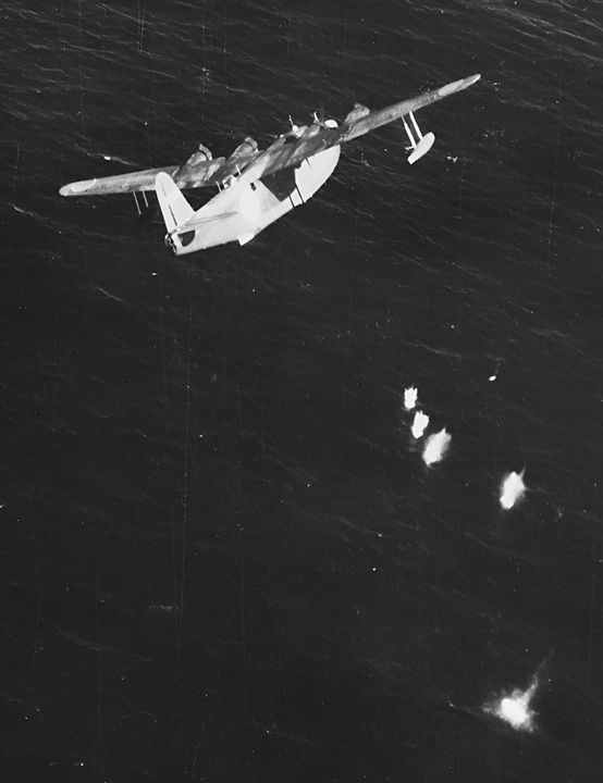 Một ngày sau chiến công của Trung úy Box (ngày 31 tháng 10 năm 1944), đến lượt VPB-116 hạ “Emily” khi Trung úy Guy Thompson và phi hành đoàn của ông dùng thiết bị phản chế radar cùng radar tìm kiếm ASV để phát hiện chiếc H8K đang tìm kiếm một tàu ngầm Mỹ bị hư hại. Trong ảnh, chiếc “Emily” nghiêng sang trái sau khi xạ thủ tháp pháo mũi của Thompson khai hỏa ở cự ly hiệu quả. (80G-190203, RG80, NARA)