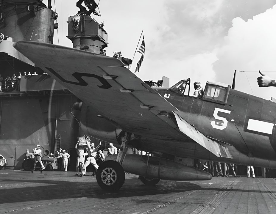 Trong bức ảnh này, một chiếc F6F Hellcat thuộc phi đội VF-1 trên tàu Yorktown đang chuẩn bị cất cánh vào ngày 19 tháng 6. VF-1 là một trong những phi đội tiêm kích thành công nhất trong trận đánh, khi tuyên bố đã tiêu diệt 32 máy bay Nhật và 5 chiếc bị bắn rơi có khả năng cao. (NHHC)