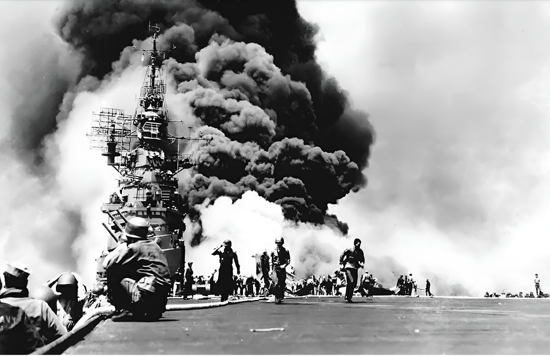 Cuộc tấn công kamikaze gây tổn thất nặng nề nhất nhằm vào một tàu sân bay Mỹ xảy ra ngày 11 tháng 5 năm 1945. Hai chiếc Zero lợi dụng mây che phủ để tạo yếu tố bất ngờ và lần lượt đâm trúng Bunker Hill chỉ trong vài giây. Nhiều máy bay đang đầy nhiên liệu trên boong bay và boong chứa đã bốc cháy, khiến thủy thủ đoàn phải đối mặt với một đám hỏa hoạn khủng khiếp, làm 346 người thiệt mạng, 43 mất tích và 264 bị thương. Con tàu không kịp quay trở lại phục vụ trước khi chiến tranh kết thúc. (NHHC)