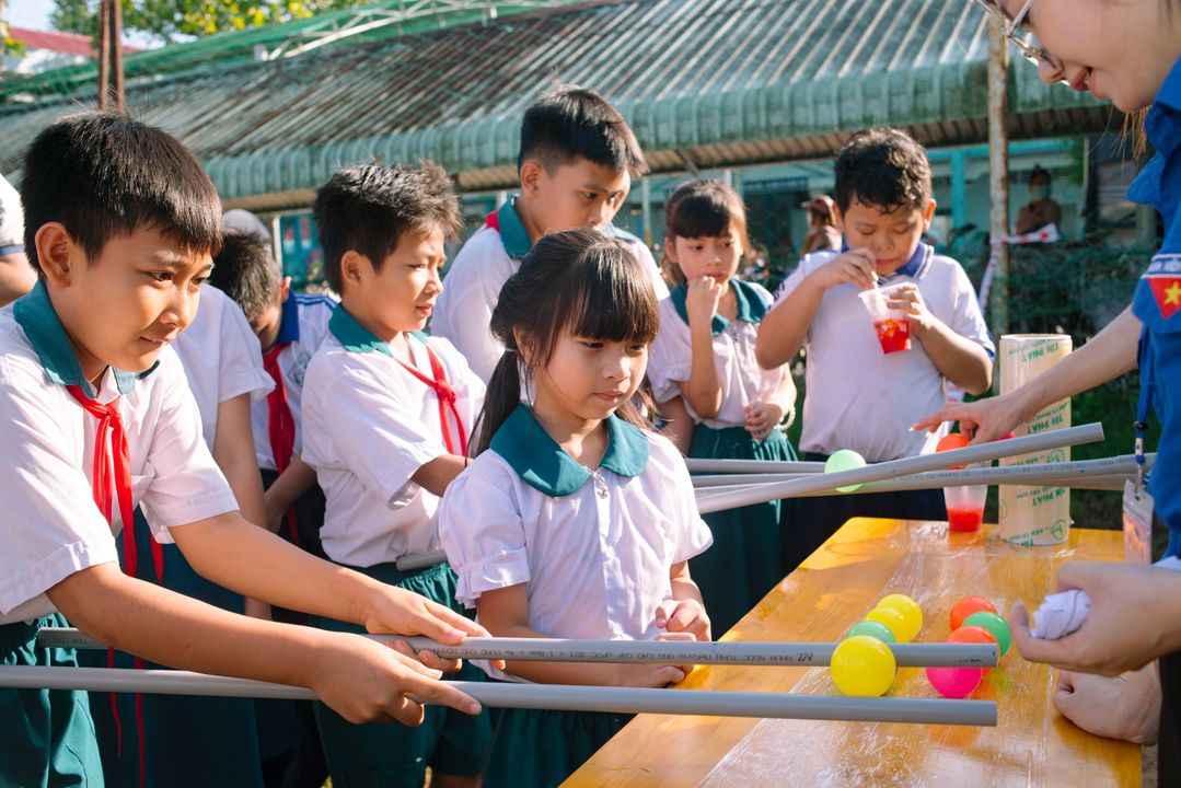 [Các em thiếu nhi hào hứng tham gia các gian hàng trò chơi vận động lành mạnh]