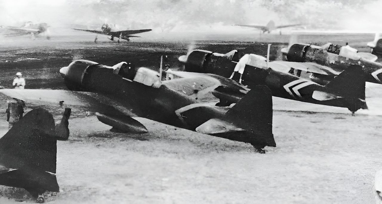 Những chiếc A6M3 Model 22 từ tàu sân bay Zuikaku của Hải quân Đế quốc Nhật Bản, được điều đến để tăng viện cho các đơn vị trên bộ tại căn cứ ở Rabaul trong Chiến dịch Ro-go vào tháng 11 năm 1943.