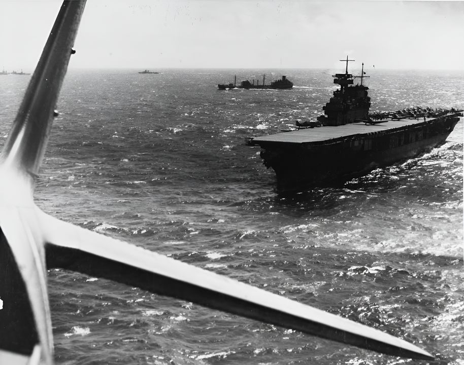 Tàu sân bay USS Yorktown (CV-5) đang hoạt động gần Biển San Hô vào tháng 4 năm 1942. Ảnh chụp từ máy bay ném ngư lôi TBD-1 vừa cất cánh từ sàn bay. Bên cạnh Yorktown là tàu tiếp dầu Neosho (Naval History and Heritage Command - NHHC)