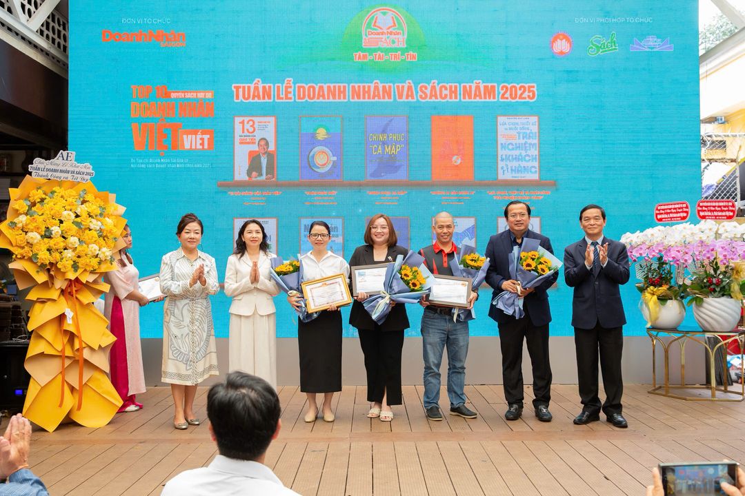 Đại diện Tạp chí Doanh nhân Sài Gòn lên trao giải thưởng "Top 10 cuốn sách hay do doanh nhân việt viết" năm 2025
