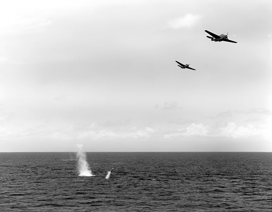 Một quả ngư lôi trên không Mark XIII trồi đầu lên sau khi được thả từ máy bay ném ngư lôi Grumman TBF-1 Avenger từ tàu sân bay USS Essex (CV-9) trong cuộc tập trận vào ngày 30 tháng 3 năm 1943. Các máy bay sau khi thả ngư lôi thì tiếp tục bay cắt qua mũi mục tiêu, hoặc vòng ra và bay song song theo hướng ngược lại trong pha thoát ly.