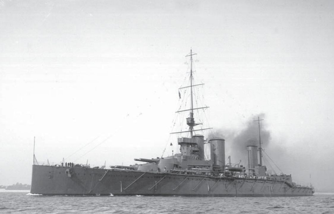 Bức ảnh này chụp Queen Mary trước chiến tranh. Dễ dàng nhận thấy là cách bố trí dàn pháo chính vượt trội hơn hẳn, với hai tháp pháo 13,5 inch phía trước và một tháp pháo đơn ở giữa tàu — cho phép khai hỏa toàn bộ tám khẩu pháo cùng lúc sang một mạn. ( IWM Q 21661A)