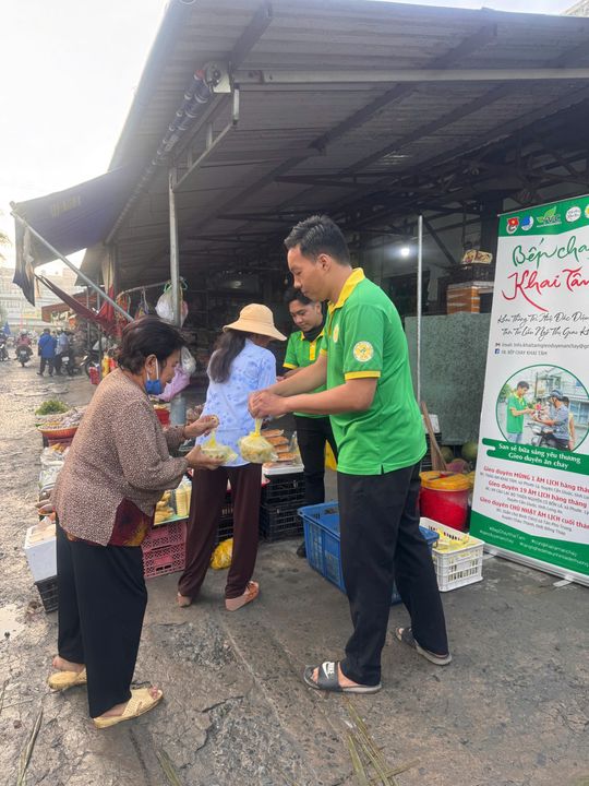 Trao tận tay những suất ăn chay 0 đồng