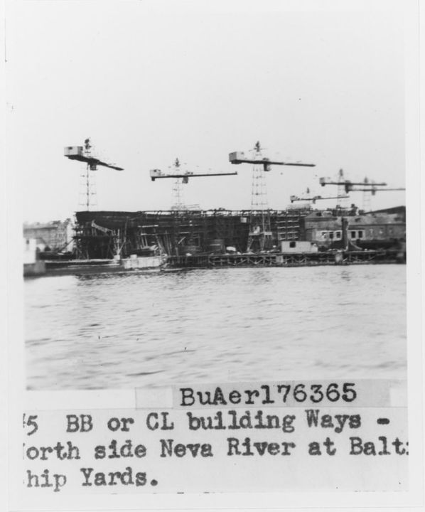 Một tùy viên hải quân Hoa Kỳ đã chụp bức ảnh này của chiếc Sovetskii Soiuz vào tháng 6 năm 1944 tại Xưởng Ordzhonikidze ở Leningrad. Thân tàu trông còn nguyên vẹn; vào thời điểm chiến tranh bắt đầu, phần thân của tàu được ước tính đã hoàn thành 21%, với 15.818 tấn thép đã lắp đặt, bao gồm 4.287 tấn giáp. Thân tàu chỉ chịu ít thiệt hại trong suốt cuộc chiến, nhưng một phần giáp đã được tháo ra để sử dụng cho các công trình phòng thủ trong cuộc chiến bảo vệ Leningrad, khiến mức độ hoàn thành giảm xuống còn 19,5%. Tại thời điểm đó, đây là chiếc có tiến độ hoàn thành cao nhất trong số các siêu thiết giáp hạm của Liên Xô, điều này đã làm dấy lên sự quan tâm đến khả năng hoàn tất con tàu sau chiến tranh. (Naval History and Heritage Command)