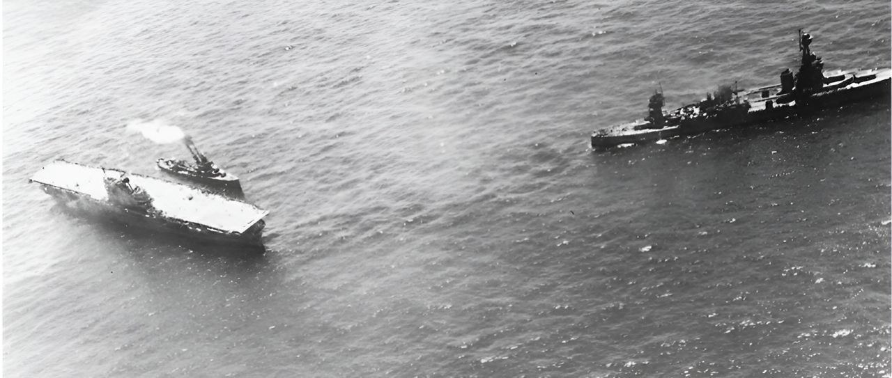 Đây là Hornet nằm bất động và nghiêng sang mạn phải sau cuộc tấn công ban đầu của Nhật. Tàu khu trục Russell ở mạn trái và Northampton đang túc trực. Chú ý trên sàn bay của Hornet có thể thấy hai lỗ thủng do các máy bay ném bom bổ nhào Type 99 của Nhật Bản gây ra vào buổi sáng. (NHHC)