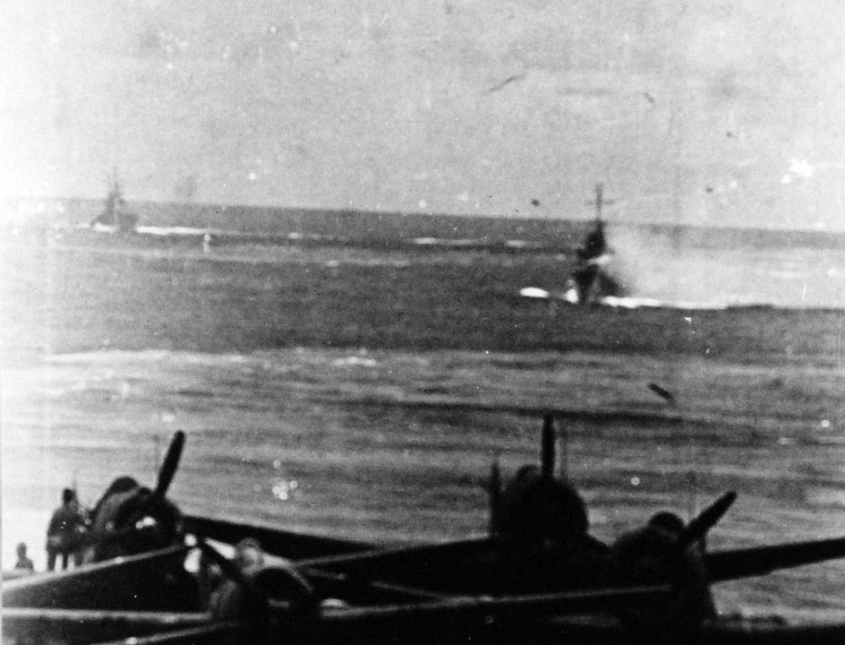 Cảnh nhìn từ boong tàu sân bay USS Enterprise. Đứng sát bên cạnh Enterprise, tàu khu trục của Hải quân Mỹ này bắn phá dữ dội bằng hỏa lực phòng không vào máy bay Nhật Bản. (NHHC)