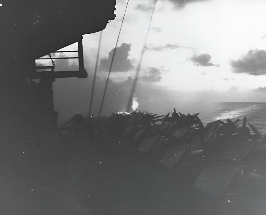 Một máy bay Nhật Bản bị rơi phía sau tàu USS Lexington (CV-16) trong một cuộc không kích vào buổi tối trong ngày 19 tháng 6 năm 1944(NHHC)