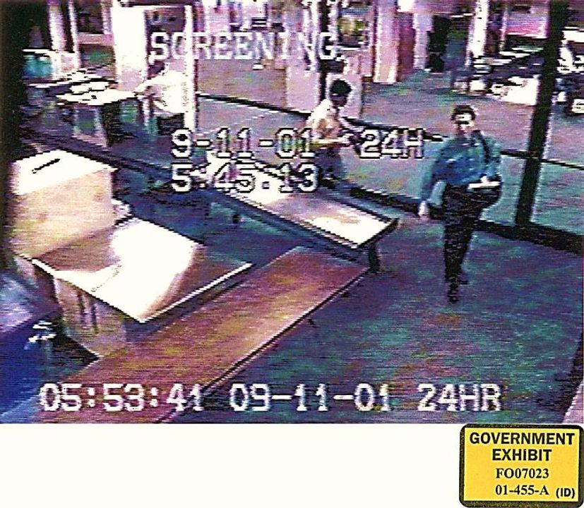 Atta và Omari đi qua khu kiểm tra hành lí tại sân bay Logan.