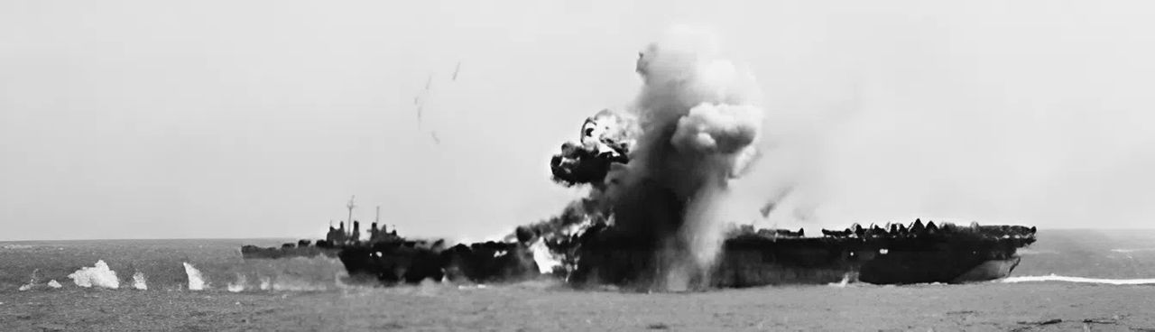 TF 38 đã trải qua một ngày vô cùng tồi tệ vào ngày 25 tháng 11 năm 1944. Tàu sân bay hạm đội thứ hai bị đánh trúng trong ngày đó là Essex, như thấy trong hình này – chiếc “Judy” đã lao vào phần mũi bên trái của con tàu. Bất chấp vụ nổ lớn, Essex chỉ chịu thiệt hại nhỏ về cấu trúc và đã nhanh chóng được sửa chữa tại Ulithi. (NARA)