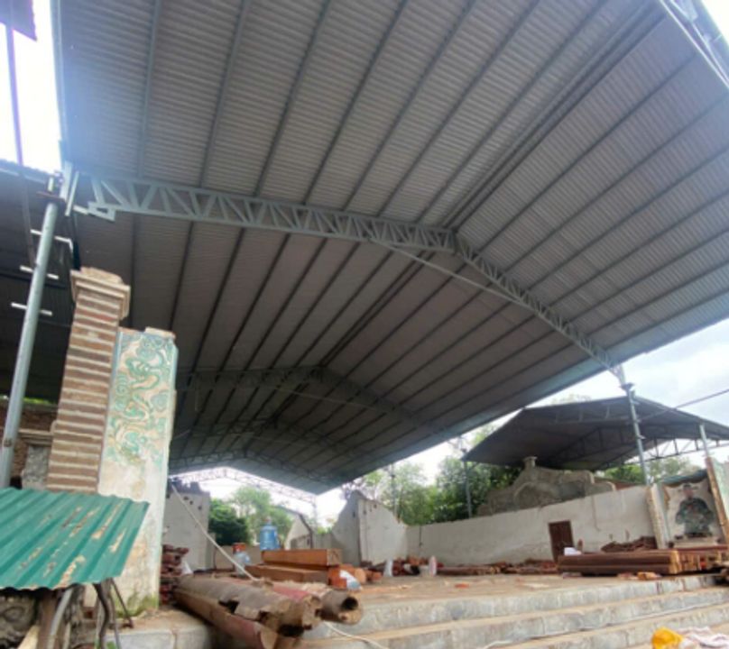 Bên trong đền Thượng đang tu sửa.