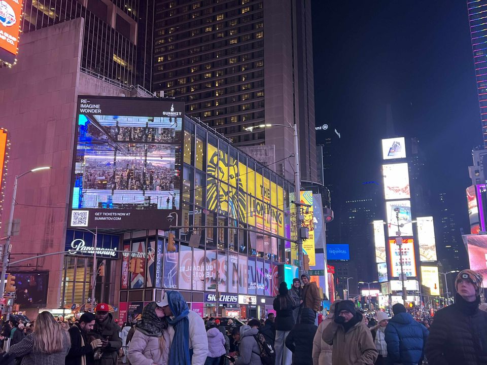 Quảng Trường Thời Đại ở Thành Phố New York. Mình đến New York hai ngày sau khi giao thừa để đỡ phải chen chúc xô đẩy, cũng như tiết kiệm chi phí. Nhưng mọi thứ vẫn tấp nập lắm. Ở đây có siêu nhiều những cửa hàng nổi tiếng. Song trái ngược với phim ảnh và trên mạng tráng lệ và đào hoa, nơi đây cũng chỉ là một thành phố bình thường như bao thành phố khác, có cả những con hẻm nhỏ hơi đáng nghi một chút và những con người với những nhịp thở riêng.