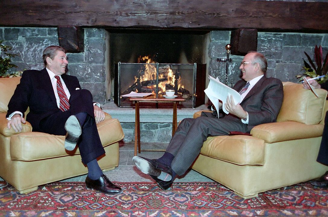 Ronald Reagan và Mikhail Gorbachev vào năm 1985