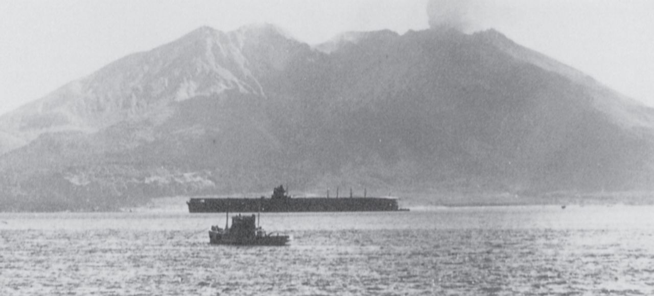 Vịnh Kagoshima, Kyūshū vào tháng 10 năm 1941. Đây là một tháng rất bận rộn đối với thủy thủ đoàn của Hải đội Tàu sân bay số 2, những người đã tiến hành huấn luyện khẩn trương để chuẩn bị cho cuộc tập kích sắp tới vào Trân Châu Cảng. Có thể thấy Hiryū đang neo đậu ngoài khơi vùng bờ biển đồi núi trong một khoảng nghỉ giữa các đợt diễn tập. (© Lars Ahlberg 2021)