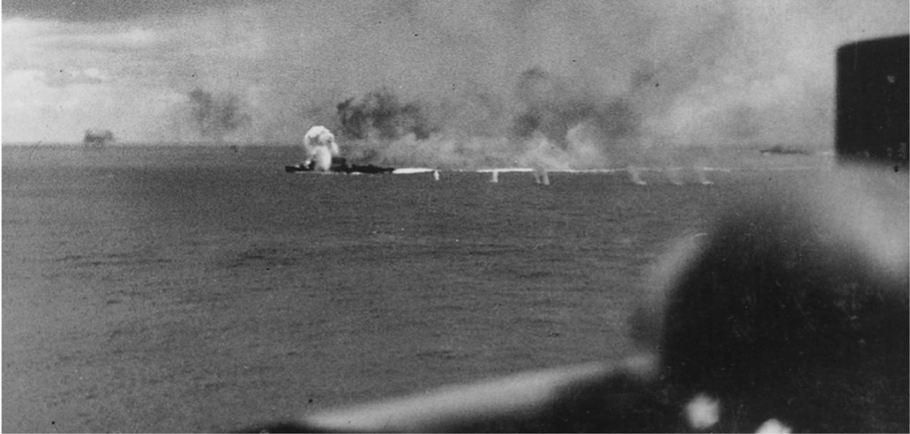 Tàu khu trục Smith bị một chiếc Type 97 từ Shokaku đâm trúng và đang bốc cháy như thấy trong bức ảnh chụp từ South Dakota. (NHHC)