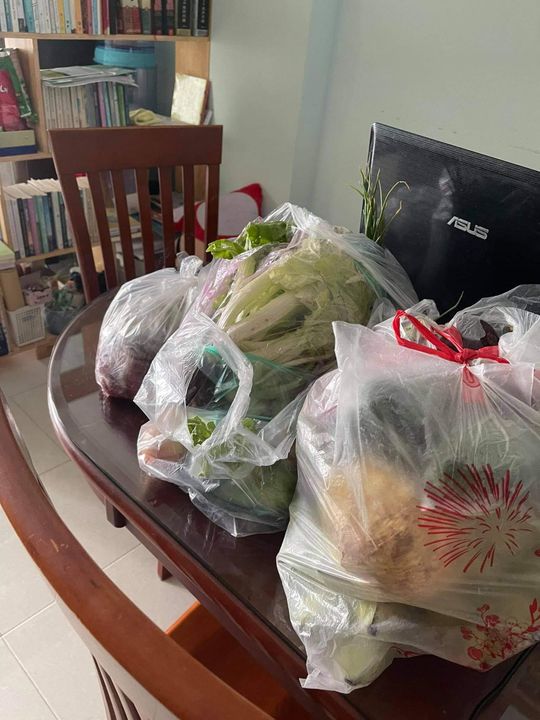 <i>(Mỗi thứ một ít, gọn lỏn trong mớ giấy báo cũ hay bọc bịch nylon được ghi chú cẩn thận)</i>