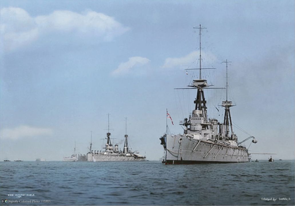 HMS Inflexible đang neo đậu tại cảng cùng với HMS Invincible (bên trái).