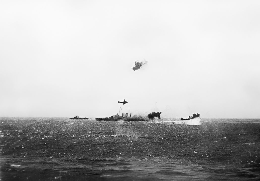 Một trong những sự kiện ít được biết đến hơn của trận chiến là cuộc tấn công lớn của không quân Nhật Bản xuất phát từ đất liền nhằm vào lực lượng TG 17.3 của Crace vào buổi chiều ngày 7 tháng 5. Trong ảnh là một chiếc máy bay ném bom tầm trung G3M2 Type 96 xuất phát từ Rabaul bay ngang qua tàu HMAS Australia (ở giữa).