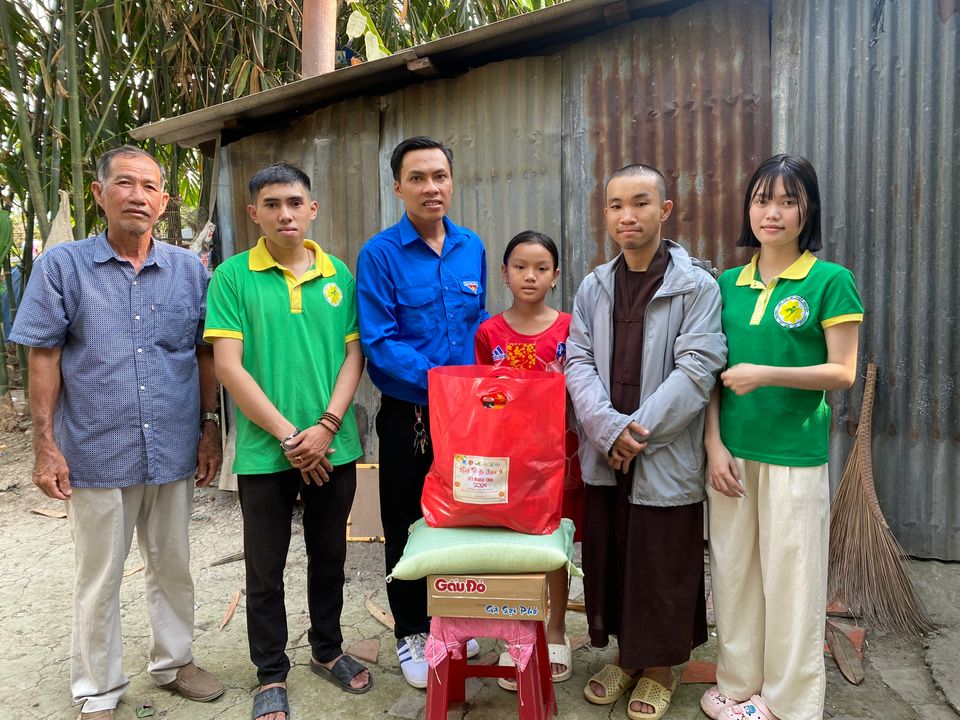 Tặng quà cho thiếu nhi có hoàn cảnh khó khăn