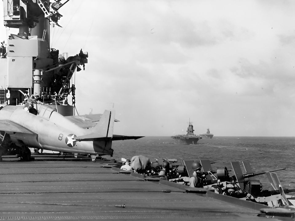 Các tàu sân bay Wasp (phía trước), Saratoga và Enterprise (phía sau) của Hoa Kỳ hoạt động ở Thái Bình Dương phía nam Guadalcanal vào ngày 12 tháng 8 năm 1942.