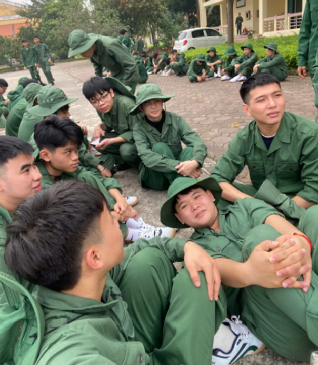 "Giải lao" ngay trong lúc học hiệu lệnh, đây là tôi đang chụp với lớp 03, lớp hiện tại.