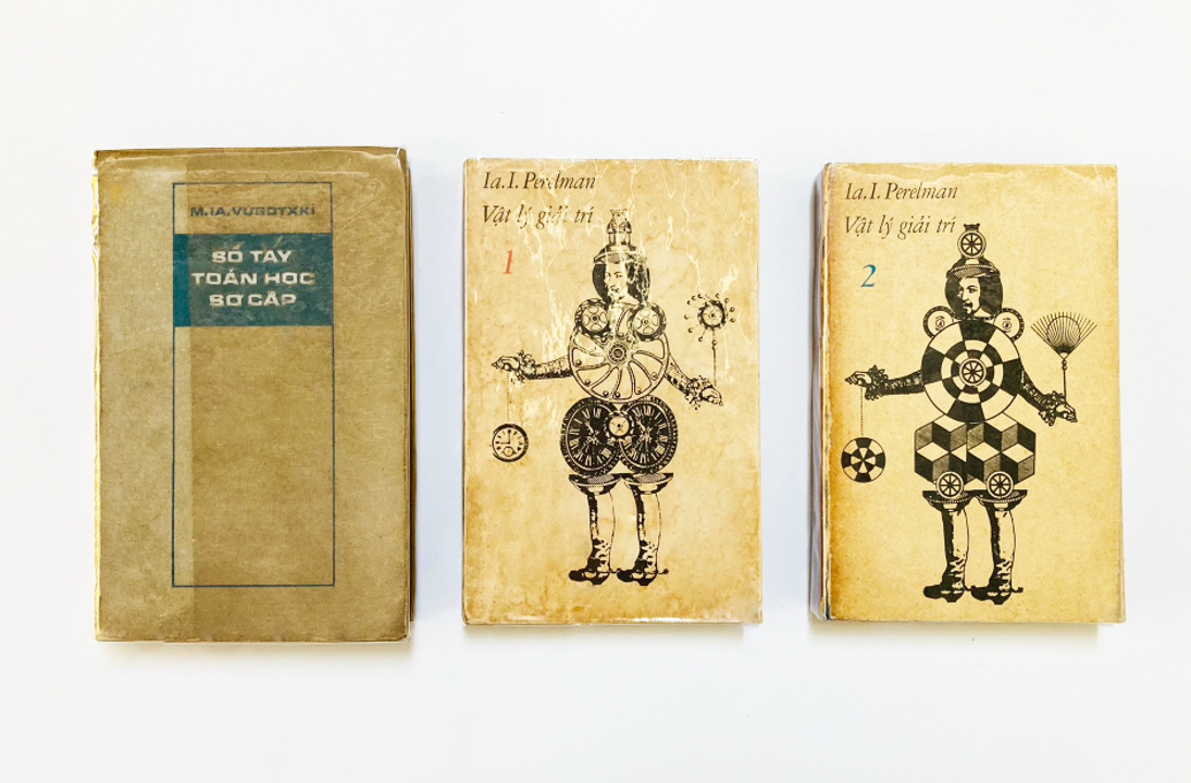 Lúc còn nhỏ đây là những cuốn sách đầu tiên mà tôi đọc, và cả chương trình <i>C'est pas sorcier (nếu Google bạn sẽ nhận ra ngay lập tức).</i> Hai cuốn Vật lý này được xuất bản lần đầu vào 130 năm trước và là best seller hàng chục năm sau đó, đến nỗi nhà toán học Grigori Perelman cũng từng đọc khi còn nhỏ. Bản tôi có là năm 1989.