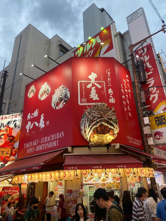 Mình rất thích những bảng hiệu sặc sỡ ở khu phố này