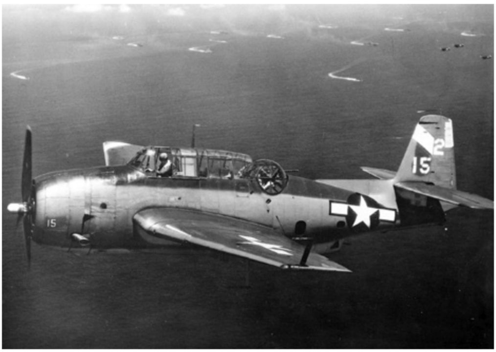 Một chiếc TBM-3 của VT-6, thuộc biên chế của tàu sân bay USS Hancock (CV-19), bay qua các tàu của TF 58 ngoài khơi Okinawa vào mùa xuân năm 1945. Được giao cho Đội Không quân Tàu sân bay 6 cùng với VF-6 (F6F-5s), VBF-6 (F4U-4s) và VB-6 (SB2C-3/3Es và -4/4Es), VT-6 đã tham gia vào trận chiến ngày 7 tháng 4 năm 1945 đã dẫn đến việc đánh chìm Yamato. Tuy nhiên, nhóm tấn công của CV-19 (gồm các máy bay Helldiver và Avenger) đã cất cánh muộn và sau đó bị lạc đường, do đó họ không bao giờ thực hiện được cuộc tấn công vào siêu thiết giáp hạm. (Lưu trữ Quốc gia)