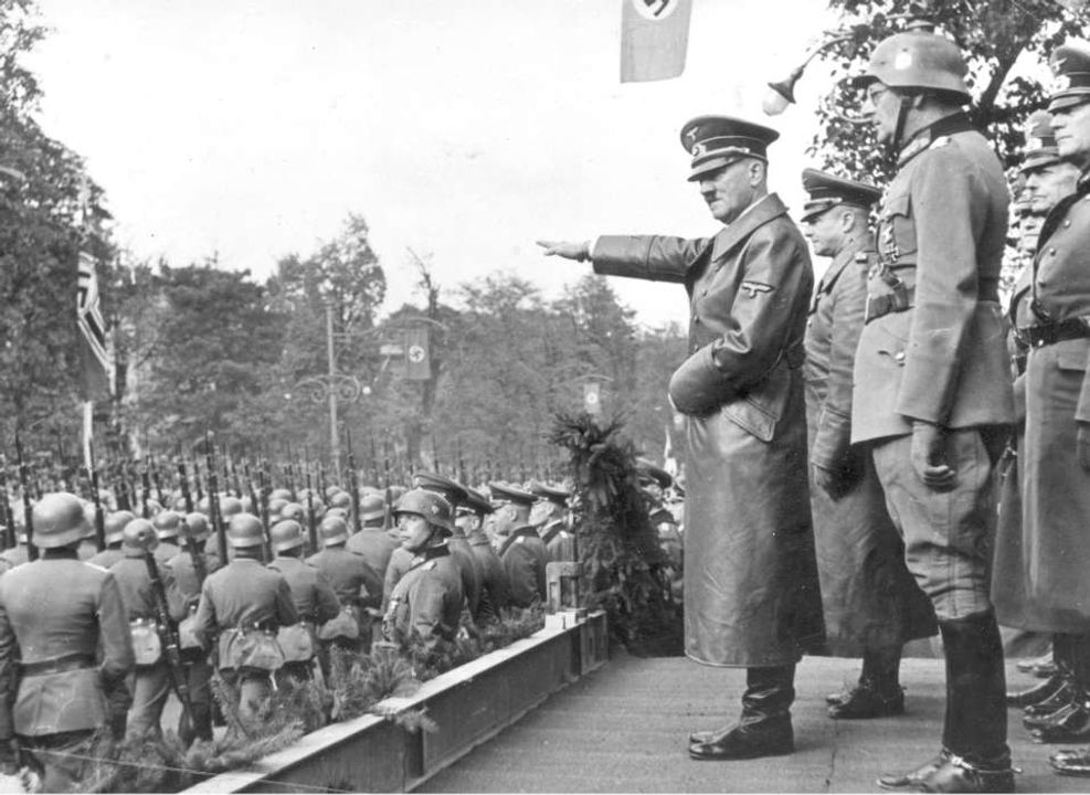 Quân Đức Quốc xã diễu binh mừng chiến thắng trước Hitler tại Warsaw