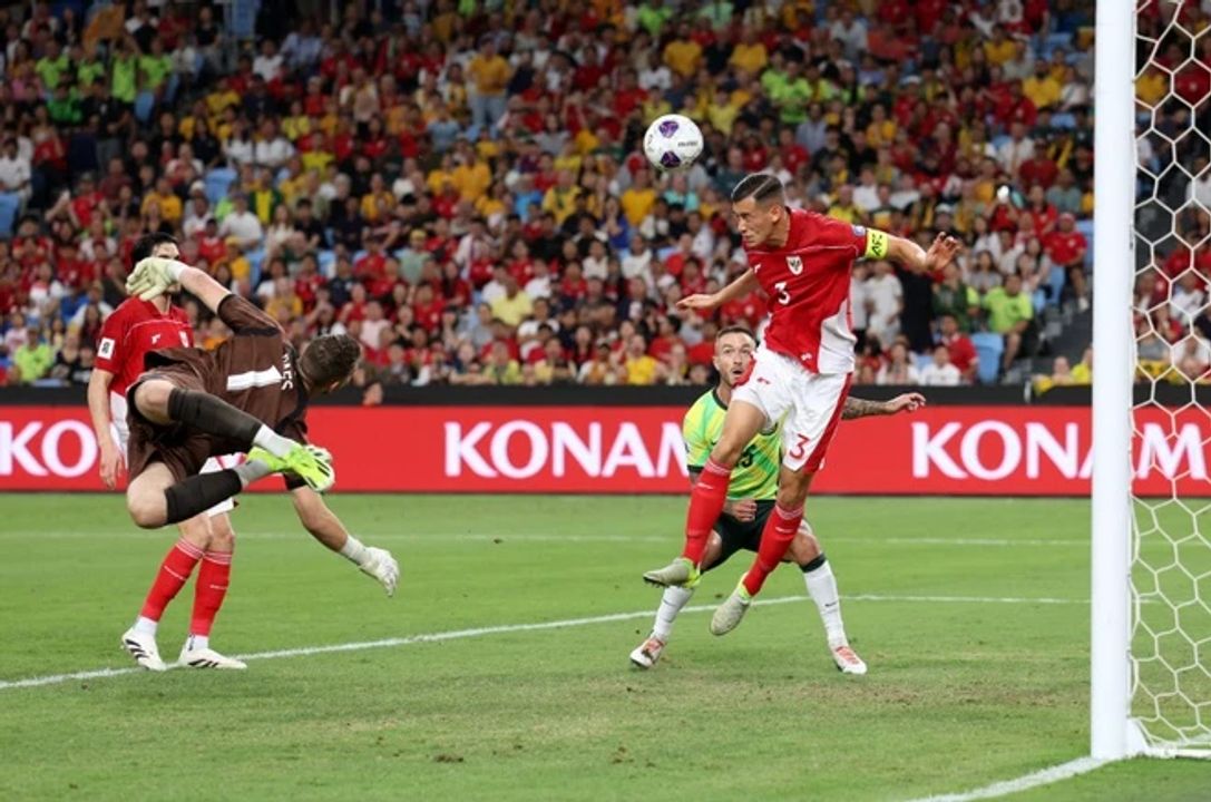 Jay Idzes đánh đầu phá bóng trong trận đấu với Úc tại Vòng loại World Cup 2026