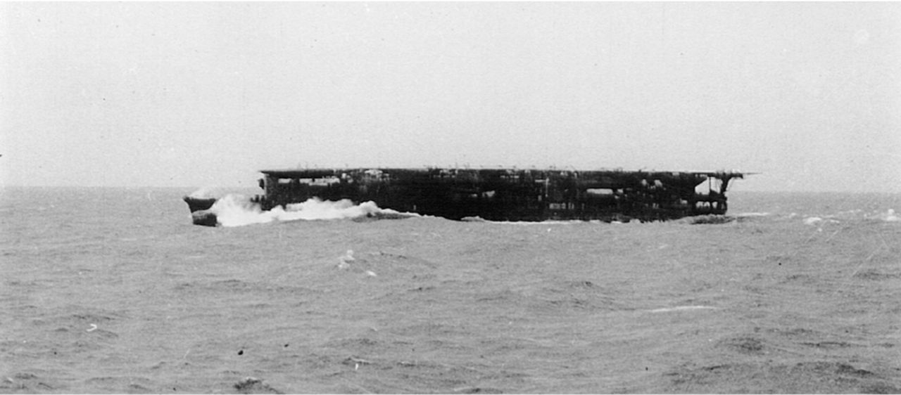 Ryujo, trong ảnh là vào tháng 9 năm 1938 sau hai lần tái thiết lớn để khắc phục vấn đề ổn định. Ngay cả khi đã hoàn tất, tàu vẫn có hiệu quả hạn chế do sàn bay ngắn, thang nâng nhỏ và vị trí thang nâng bất hợp lý, gây cản trở hoạt động bay hiệu quả. 