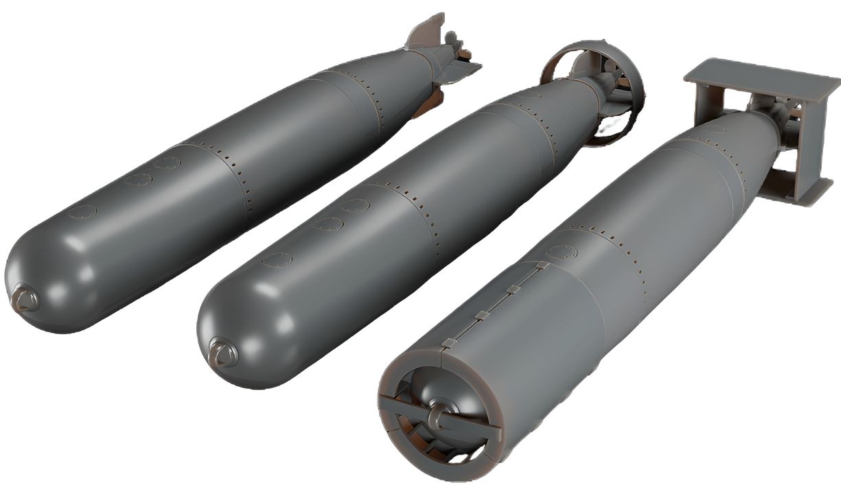 Ba phiên bản ngư lôi hàng không Mark 13 (nhìn từ trái sang phải): ngư lôi nguyên bản (1), “ngư lôi đuôi vòng” (Mk-13-1A) (có vòng chụp đuôi đường kính 10 inch, được hàn cố định vào các cánh đuôi của ngư lôi) (2), phiên bản tạm thời với một cụm cánh đuôi dạng hộp bằng gỗ dán, giúp tăng độ ổn định trong quá trình rơi và sẽ tách ra khi chạm mặt nước, cùng với một vòng hãm lực ở mũi bằng gỗ dán (3).