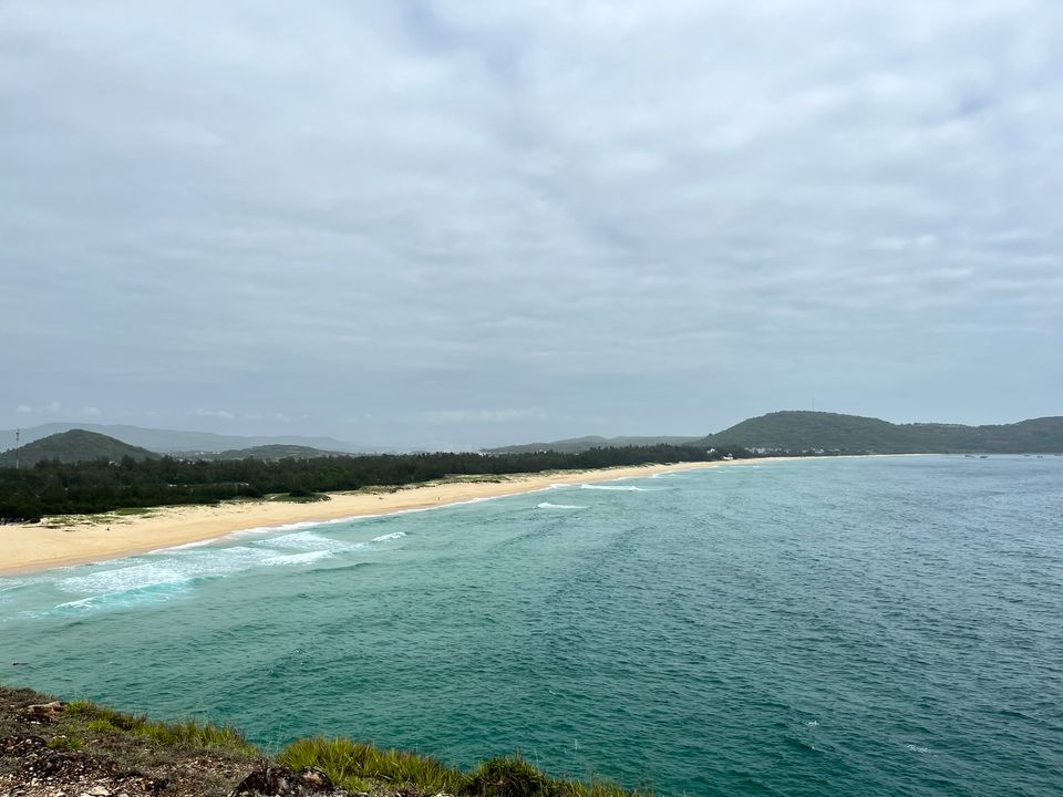 view toàn cảnh ra bãi biển Phú Thường - Gành Yến