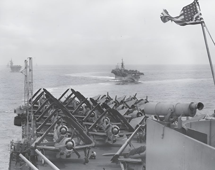 Ba tàu sân bay tiến về hướng Marcus và Wake để tấn công các đảo do Nhật chiếm giữ vào cuối tháng 5 năm 1944. Nhìn từ USS Essex, có thể thấy USS San Jacinto và USS Wasp; tất cả đều sẽ tham gia vào Trận Biển Philippines. Các máy bay trên sàn bay của Essex là máy bay ném bom bổ nhào SB2C Helldiver (với cánh gập lên trên) và tiêm kích F6F Hellcat (với cánh gập ra sau).