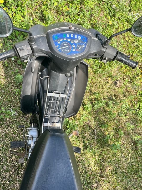 Nó đây. Hãy để ý cái đầu xe được gắn lại bằng 2 chiếc đinh và 1 sợi dây buộc