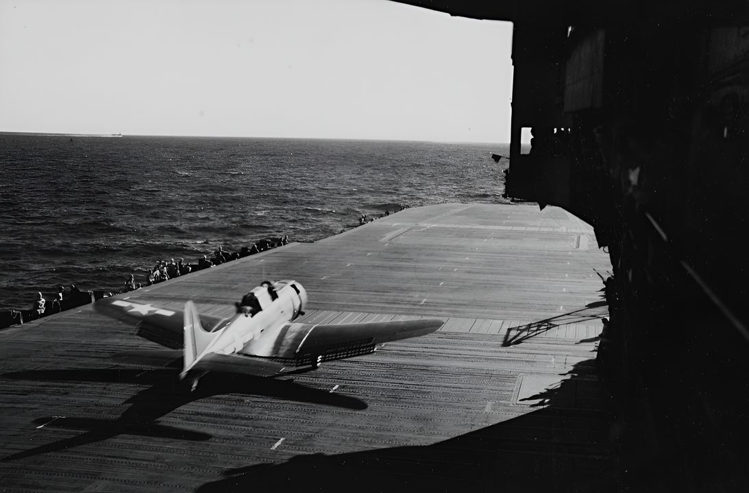 Hai phi đội máy bay ném bom bổ nhào Dauntless SBD-5 vẫn còn hiện diện tại trận Biển Philippine với khoảng 60 chiếc. Loại Dauntless này được các phi công của nó hết sức yêu mến, có thể mang theo một quả bom 1.000 pound và đạt tốc độ tối đa 252 dặm/giờ. Trong ảnh này, một chiếc Dauntless đang cất cánh từ tàu sân bay Enterprise vào đầu năm 1944. (NHHC)
