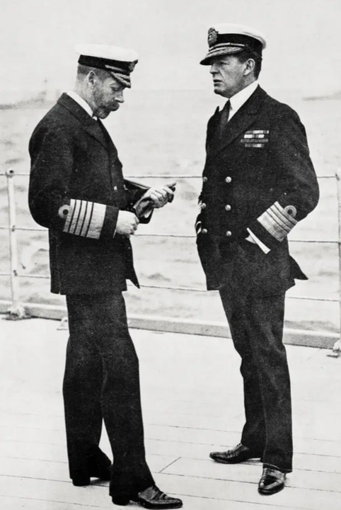 Phó Đô đốc Sir David Beatty trong một cuộc thảo luận với Quốc vương George V vào tháng 7 năm 1918. Vào thời điểm này, Beatty đang giữ chức Tư lệnh Hạm đội Grand Fleet. Là chỉ huy của Hạm đội thiết giáp tuần dương trong trận Jutland, ông rõ ràng đã bị đối thủ người Đức áp đảo, nhưng sự nghiệp của Beatty vẫn không hề bị ảnh hưởng. (NHHC NH 89145)