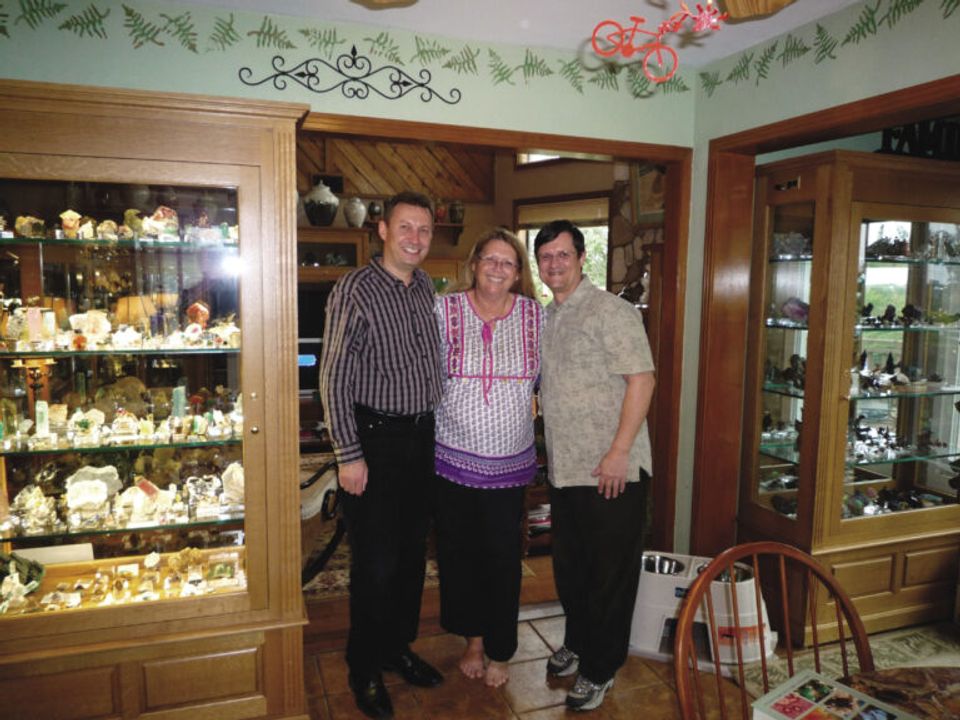 Jim & Gail Spann, nhà sưu tập khoáng sản ở Dallas, chào đón Gerhard đến nhà của họ, tháng 10 năm 2009. Ảnh lưu trữ của Gerhard Wagner.