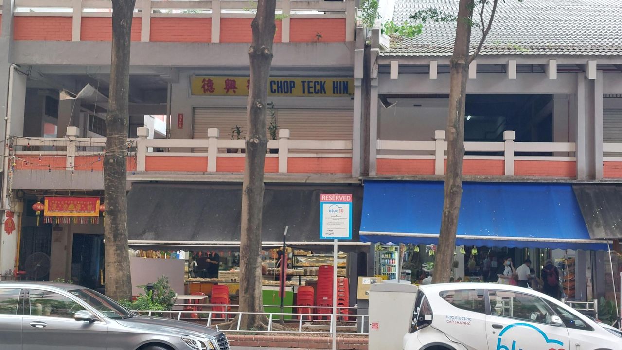 Phía trước lối đi vào chùa, mình siêu thích kiểu cổ cổ vầy luôn