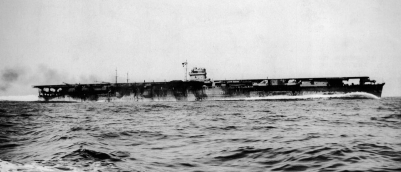 Hiryū nhìn từ mạn phải khi đang chạy thử ngoài khơi Tateyama vào ngày 28 tháng 4 năm 1939. Việc chạy thử bắt đầu ngay sau khi hoàn tất quá trình đóng mới, và lớp sơn bên ngoài đã bị hoen ố. (Phòng Hàng quân Hải quân Đế quốc Nhật Bản)